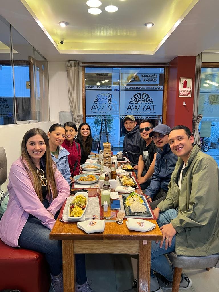 Comensales disfrutando en Taywa Restaurante Café