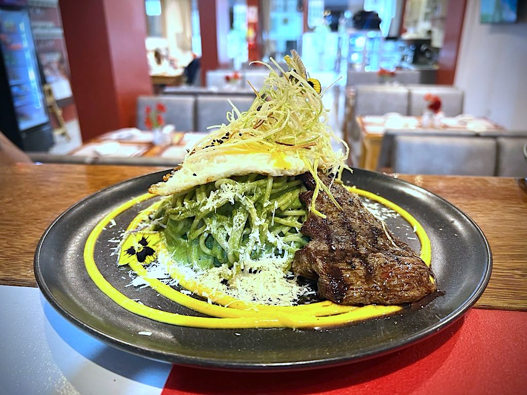 Tallarines al pesto con bistec